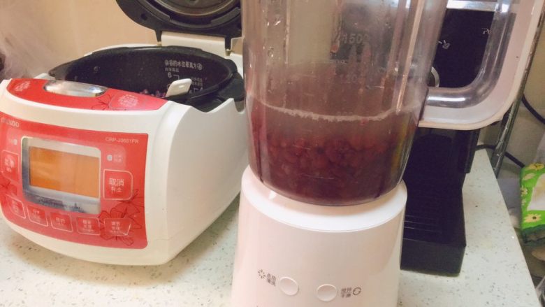 红 豆 沙
 ,凉后放入料理机，因为豆沙会越打越干，加入三分之一的水，选择搅拌功能1分钟。