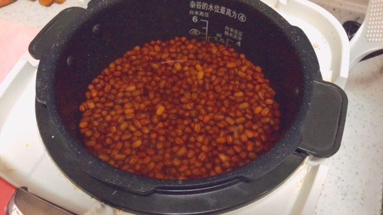 红 豆 沙
 ,放入压力锅中，加一倍的水。
