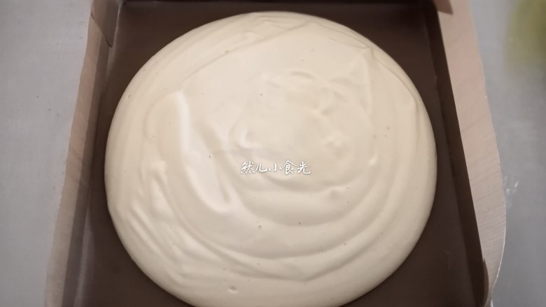 芒果蛋糕卷,28*28的烤盘垫上油布，将蛋糊倒入烤盘里
