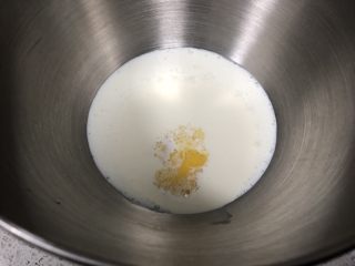 法式小餐包（一次发酵法）,厨师机面盆内先倒入原味酸奶、淡奶油、全蛋液