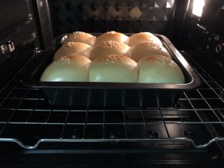 法式小餐包（一次发酵法）,入烤箱，上火160度，下火170度，烤30分钟，终于面包上色满意以后记得加盖锡纸