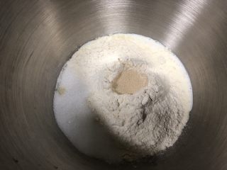 法式小餐包（一次发酵法）,细砂糖加入在一边，面粉中间挖一个空倒入活性干酵母