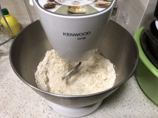 法式小餐包（一次发酵法）,启动厨师机2档将面粉揉成团