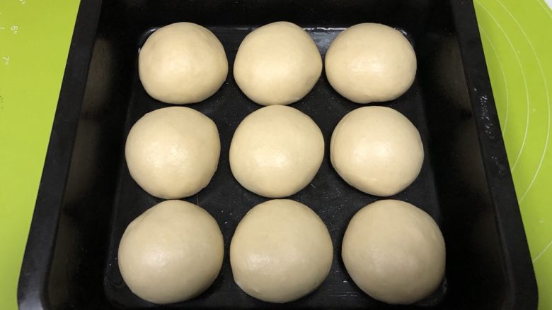 法式小餐包（一次发酵法）,8寸的方盘内抹一层玉米油防粘，然后均匀布置放入面团