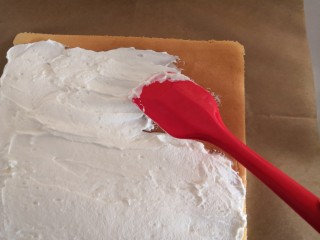 芒果蛋糕卷,将淡奶油抹在蛋糕上