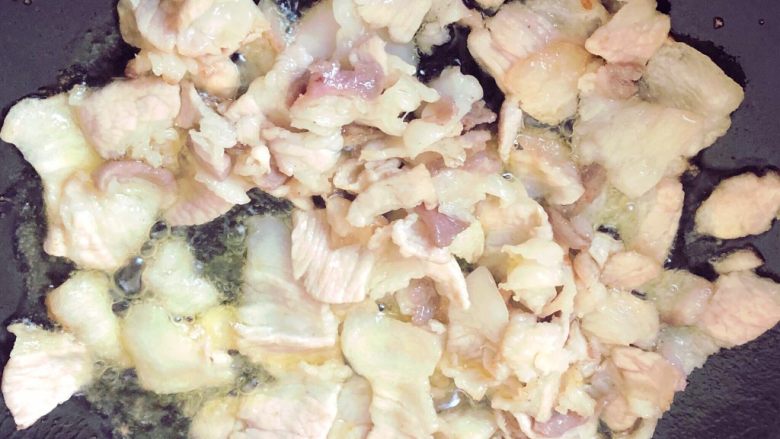 蚝油洋葱炒肉,变色后继续炒，直到锅里油明显变多。肥肉里的油脂都煸出来，菜更香，肉也不会腻。