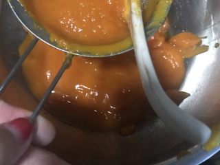 南瓜麻薯蜜豆软欧,用筛子过滤出南瓜泥150g
