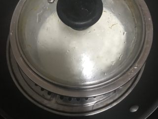 南瓜麻薯蜜豆软欧,上锅蒸15分钟，熟了之后揉成团放入冰箱冷藏