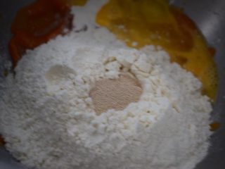 南瓜麻薯蜜豆软欧,先液体后粉类放置，面粉上挖个洞放上酵母