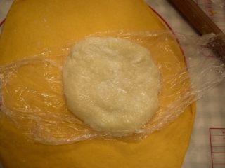 南瓜麻薯蜜豆软欧,面团擀圆后放入麻薯