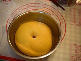 南瓜麻薯蜜豆软欧,面团盖上保鲜膜室温发酵2倍大，手指戳不回弹