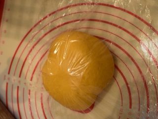 南瓜麻薯蜜豆软欧,发酵好整形排气后松弛30分钟