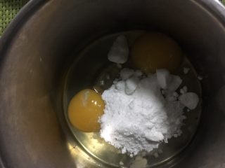 奥利奥可可毛巾卷,鸡蛋加糖粉搅拌至糖溶化