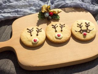 快手圣诞驯鹿饼干,萌萌的，三只驯鹿行，必有鹿师啊！特地画了一个驯鹿博士。