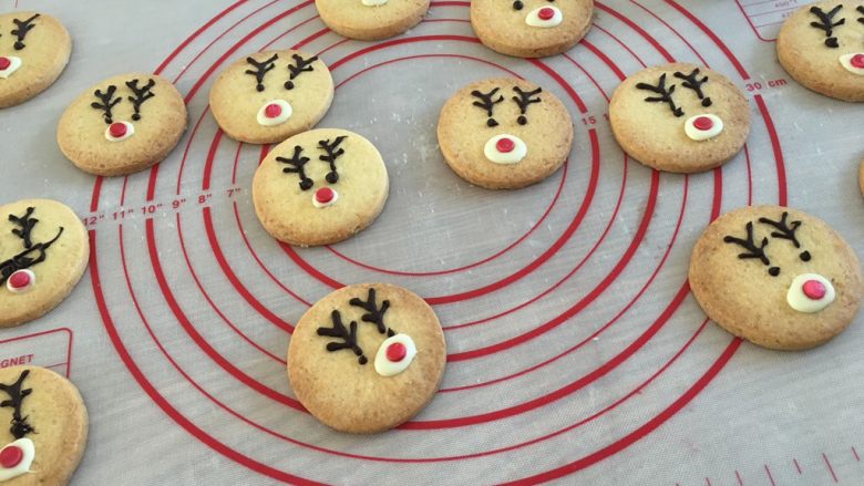 快手圣诞驯鹿饼干,白色巧克力点缀鼻子，放上这种红色的药丸糖豆就可以啦！