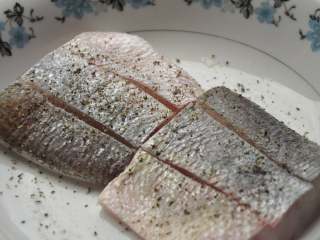 白葡萄酒蒸鲈鱼,在切好的鱼块上撒上适量的盐和黑胡椒，放置一会儿；