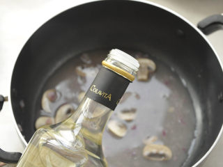 白葡萄酒蒸鲈鱼,在蒸鱼的汤汁里加入白葡萄酒醋；