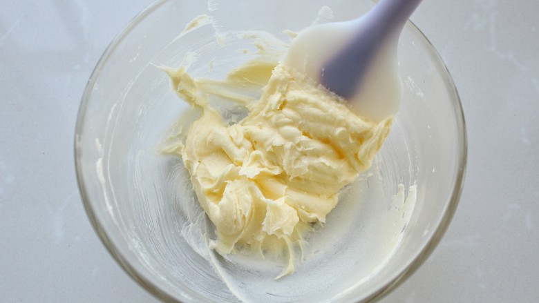 抹茶树桩蛋糕卷,在软化的黄油中加入糖粉拌匀