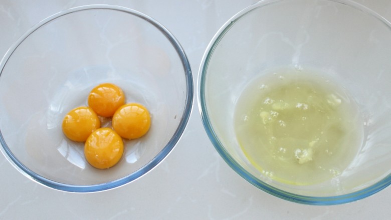 抹茶树桩蛋糕卷,制作蛋糕胚:将蛋清和蛋黄分离到两个干净无油的容器中