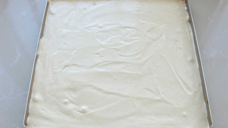 抹茶树桩蛋糕卷,将面糊倒入烤盘内抹平表面