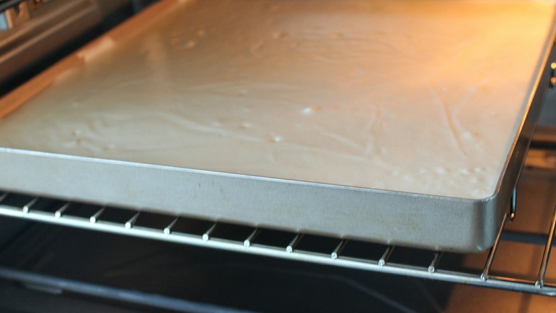 抹茶树桩蛋糕卷,烤箱提前上下火170度预热，将烤盘放入中层烤约15分钟