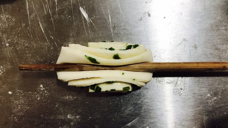 葱香小花卷,用筷子在中间纵向按一下