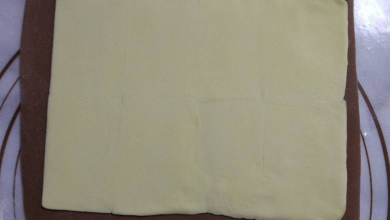 网红脏脏包,揉好的面团取出，擀成长方形，放上片状黄油（因为天气比较冷，只有2度，所以揉好后我没有放冰箱，温度高的地方放冰箱速冻20分钟）