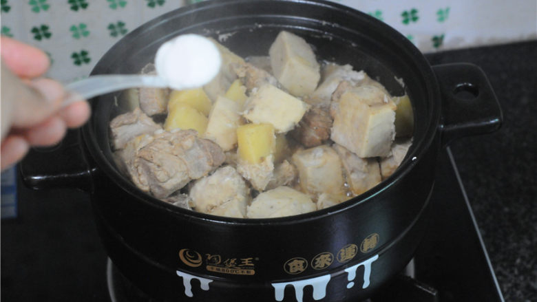 芋头土豆烧排骨,用筷子撮一下，芋头能撮进去就熟了，放盐调味，翻拌均匀