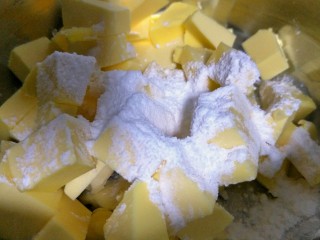 奥利奥磅蛋糕,黄油变软后加入糖粉