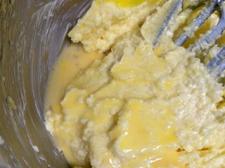 奥利奥磅蛋糕,鸡蛋液分三次加入黄油糊了搅拌均匀