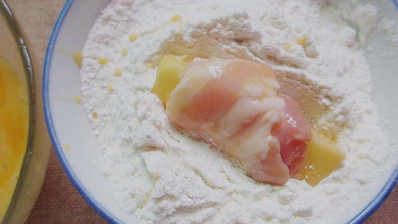 酱裹假排骨,将裹好鸡蛋液的假排骨沾满玉米淀粉

