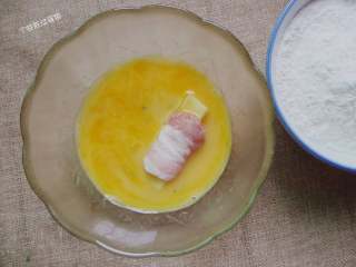 酱裹假排骨,把做好的假排骨放入鸡蛋液里均匀的裹上一层蛋液