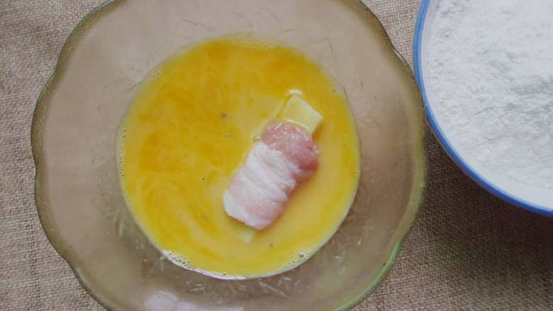 酱裹假排骨,把做好的假排骨放入鸡蛋液里均匀的裹上一层蛋液