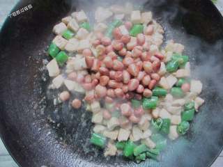 青椒鸡丁,放入花生翻炒1分钟，放入盐炒匀即可出锅。