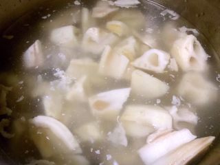 排骨时蔬汤,莲藕去皮洗净切成小块放入排骨汤中炖10分钟左右