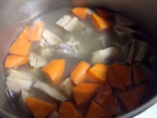 排骨时蔬汤,放入胡萝卜块炖至10分钟左右撒上盐和味精调味均匀即可享用