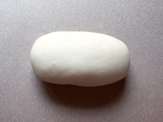 乡味+温州油蛋,取一个剂子，用两手掌心搓成椭圆形。