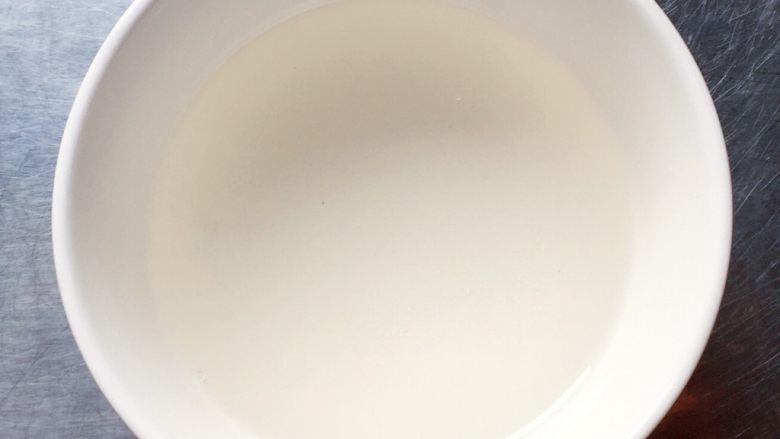 乡味+温州油蛋,先将白糖用开水融化。