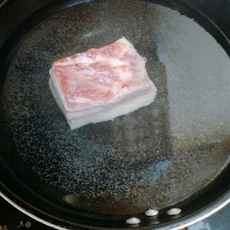 蒜苗回锅肉,把肉放锅里煮10分钟左右