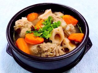 排骨时蔬汤,营养丰富美味可口的排骨时蔬汤盛入容器中撒上香菜后满屋飘香