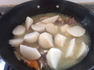 天冷必吃之一锅炖羊肉萝卜,加入白萝卜一起煮软就可以了。