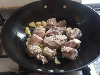 天冷必吃之一锅炖羊肉萝卜,在倒入羊骨肉一起炒均匀，