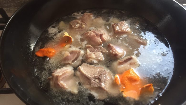 天冷必吃之一锅炖羊肉萝卜,加入适量水，干橘子皮，