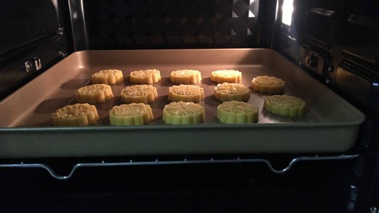 杏仁酥饼,烤箱提前预热175度，上下火，烤18分钟