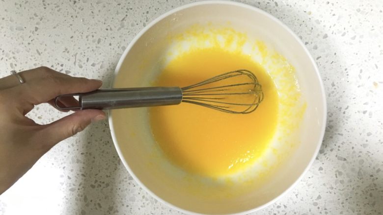 杏仁酥饼,用手动打蛋器搅打均匀
