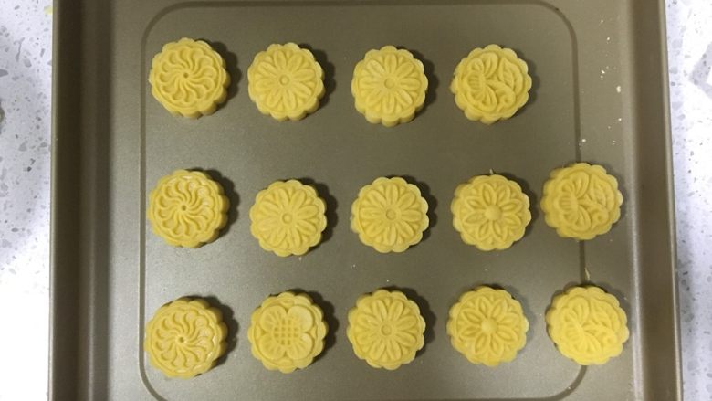 杏仁酥饼,把每一个面团都按压出形状，均匀放在烤盘内