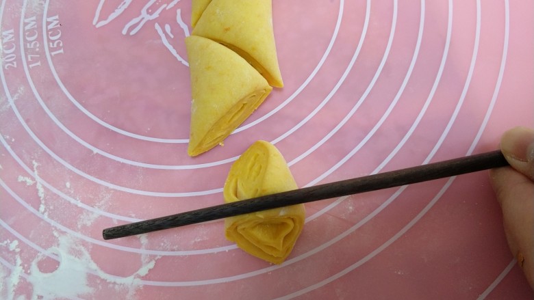 相亲相爱的南瓜馒头,用筷子在每个三角形尖角处按压下去