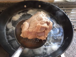 天冷必吃之一锅炖羊肉萝卜,放入羊骨肉煮开捞出。