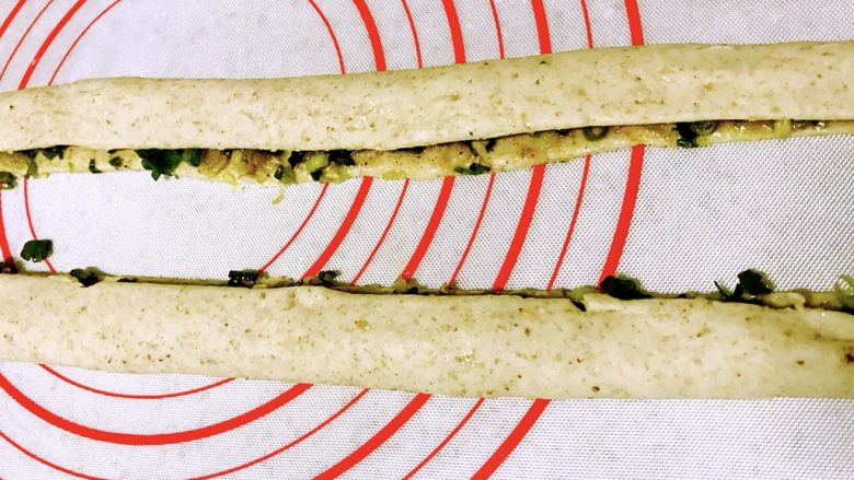 燕麦葱油饼，吃出营养新高度,用刀从中间切开。