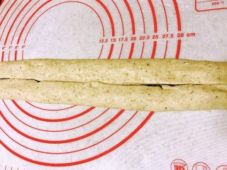 燕麦葱油饼，吃出营养新高度,从两侧向中间卷起。